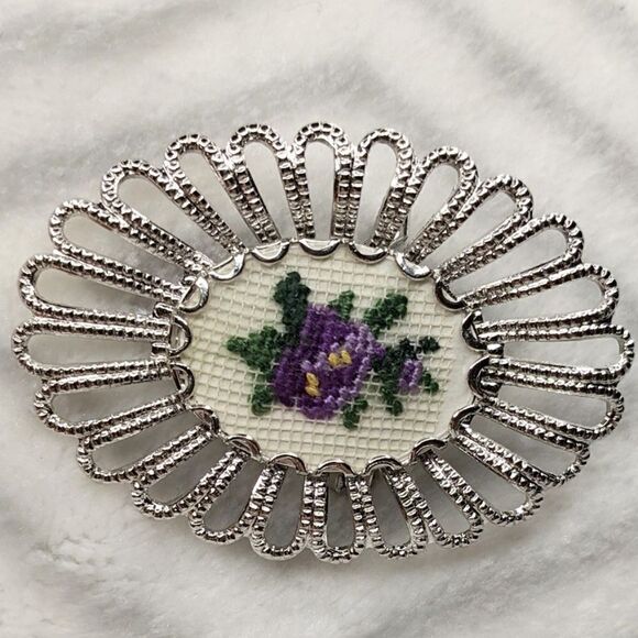 VINTAGE Petit point pansy crochet brooch - Picture 5 of 5